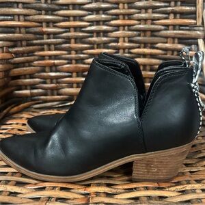 Nine West Shia Ankle Boots Womens 9
Black Pull On
Snake Print V Cut